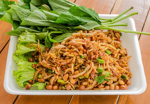 ยำแหนมข้าวทอด เปรี้ยวเผ็ดรสเด็ดสไตล์ไทย ๆ ยำแหนมข้าวทอด เปรี้ยวเผ็ดรสเด็ดสไตล์ไทย ๆ