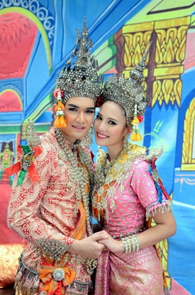 ศรราม-เปาวลี นำทีมนักแสดงบวงสรวง ละครลิเก๊ลิเก  ศรราม-เปาวลี นำทีมนักแสดงบวงสรวง ละครลิเก๊ลิเก