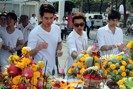 ช่อง 3 จัดพิธีครอบครูประจำปี 57 ดารานักแสดงเข้าร่วมพิธีคับคั่ง ช่อง 3 จัดพิธีครอบครูประจำปี 57 ดารานักแสดงเข้าร่วมพิธีคับคั่ง