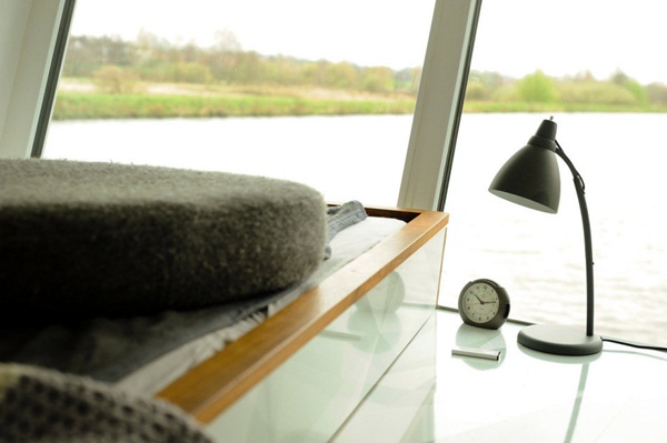 บ้านเรือชิล ๆ ลอยน้ำชมวิวแบบมินิมอลลักซ์ซูรี บ้านเรือชิล ๆ ลอยน้ำชมวิวแบบมินิมอลลักซ์ซูรี