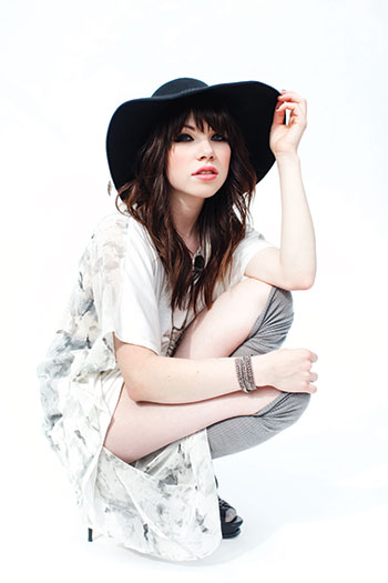 Carly Rae Jepsen ร่วมเล่นละครบรอดเวย์ ปลื้มรับบท Cinderella Carly Rae Jepsen ร่วมเล่นละครบรอดเวย์ ปลื้มรับบท Cinderella