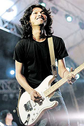 แอ๊ด เล็ก เทียรี่ นำทีมศิลปินเลี้ยงอาหารกลางวันเด็ก แอ๊ด เล็ก เทียรี่ นำทีมศิลปินเลี้ยงอาหารกลางวันเด็ก