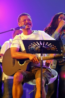 คอนเสิร์ตใหญ่ นั่งเล่น สุดประทับใจ แฟนเพลงสนุก-อิ่มบุญ คอนเสิร์ตใหญ่ นั่งเล่น สุดประทับใจ แฟนเพลงสนุก-อิ่มบุญ