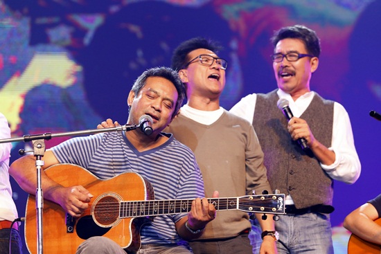 คอนเสิร์ตใหญ่ นั่งเล่น สุดประทับใจ แฟนเพลงสนุก-อิ่มบุญ คอนเสิร์ตใหญ่ นั่งเล่น สุดประทับใจ แฟนเพลงสนุก-อิ่มบุญ