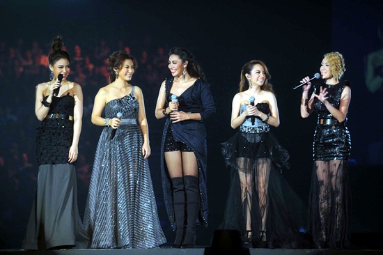 Young Divas and The Super Men โชว์เสียงสุดพลัง จัดเต็มกว่า 4 ชม. Young Divas and The Super Men โชว์เสียงสุดพลัง จัดเต็มกว่า 4 ชม.