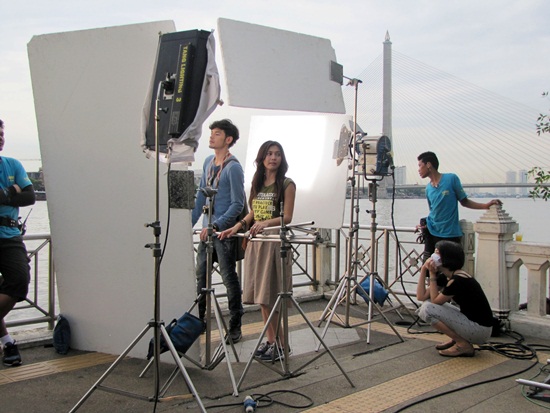 พั้นช์ วรกาญจน์ ควงหนุ่มลูกครึ่ง ถ่าย MV อธิบายไม่ถูกแต่รู้สึกดี พั้นช์ วรกาญจน์ ควงหนุ่มลูกครึ่ง ถ่าย MV อธิบายไม่ถูกแต่รู้สึกดี