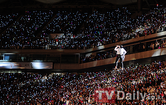 PSY แปลงโฉมเป็น บียอนเซ่ ในคอนเสิร์ต HAPPENING