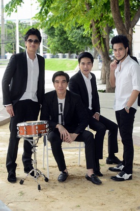 Jetseter ย้อนวัยนักศึกษา พร้อมดึง 3 เน็ตไอดอลถ่าย MV กว่าใคร Jetseter ย้อนวัยนักศึกษา พร้อมดึง 3 เน็ตไอดอลถ่าย MV กว่าใคร