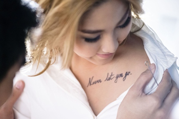 หวาย กามิกาเซ่ รับซีนร้องไห้สุดหิน ถ่ายทอด MV รักยังมีต่อ  หวาย กามิกาเซ่ รับซีนร้องไห้สุดหิน ถ่ายทอด MV รักยังมีต่อ