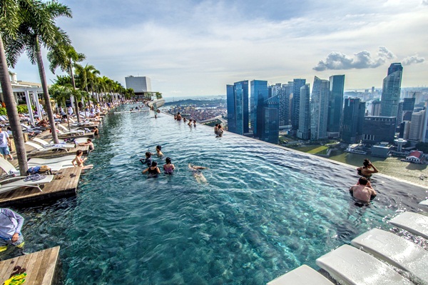 สระว่ายน้ำลอยฟ้า Marina Bay Sands ชมวิวสิงคโปร์ทั้งเมือง สระว่ายน้ำลอยฟ้า Marina Bay Sands ชมวิวสิงคโปร์ทั้งเมือง