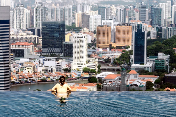 สระว่ายน้ำลอยฟ้า Marina Bay Sands ชมวิวสิงคโปร์ทั้งเมือง สระว่ายน้ำลอยฟ้า Marina Bay Sands ชมวิวสิงคโปร์ทั้งเมือง