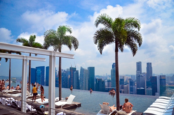สระว่ายน้ำลอยฟ้า Marina Bay Sands ชมวิวสิงคโปร์ทั้งเมือง สระว่ายน้ำลอยฟ้า Marina Bay Sands ชมวิวสิงคโปร์ทั้งเมือง
