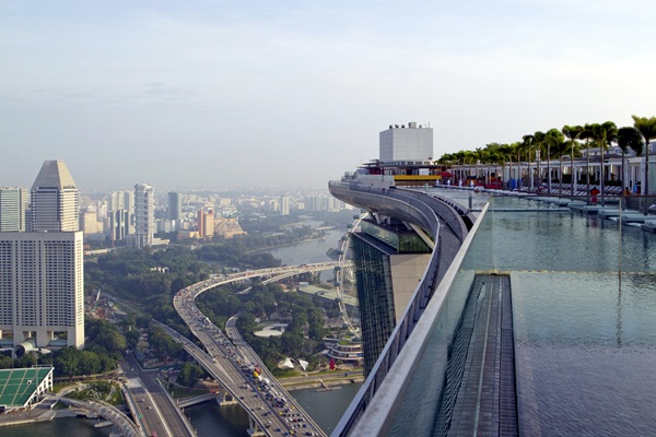 สระว่ายน้ำลอยฟ้า Marina Bay Sands ชมวิวสิงคโปร์ทั้งเมือง สระว่ายน้ำลอยฟ้า Marina Bay Sands ชมวิวสิงคโปร์ทั้งเมือง