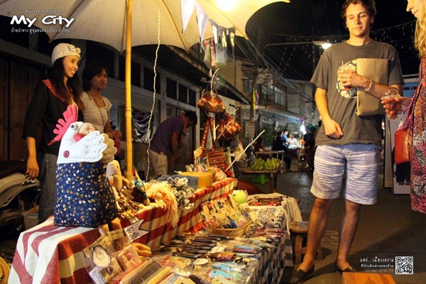 ถนนคนเดินเมืองแพร่ เสน่ห์เมืองเล็กที่หลายคนมองข้าม ถนนคนเดินเมืองแพร่ เสน่ห์เมืองเล็กที่หลายคนมองข้าม