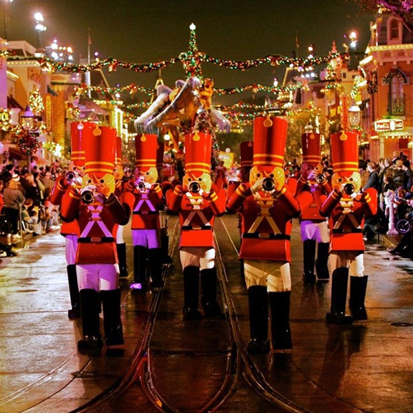 25 เรื่องลับ ๆ ของดิสนีย์แลนด์ ที่รู้แล้วต้องทึ่ง 25 เรื่องลับ ๆ ของดิสนีย์แลนด์ ที่รู้แล้วต้องทึ่ง