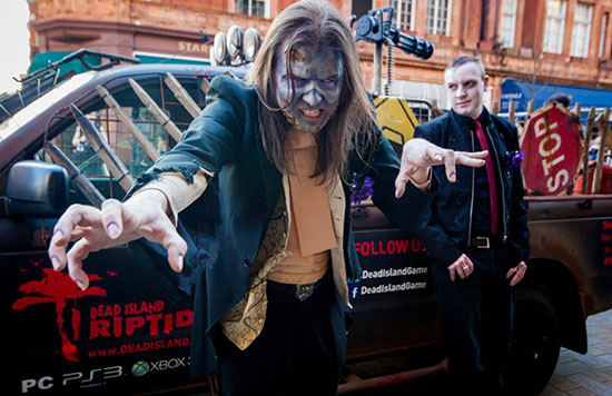 หนุ่มสาวอังกฤษชื่นมื่น จัดพิธีวิวาห์ธีมซอมบี้ ผีดิบเต็มงาน