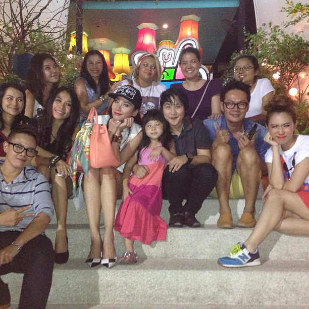 อั้ม แอมป์ รวมตัวกับแก๊งเพื่อน พร้อม เมย์ เฟื่องอารมย์