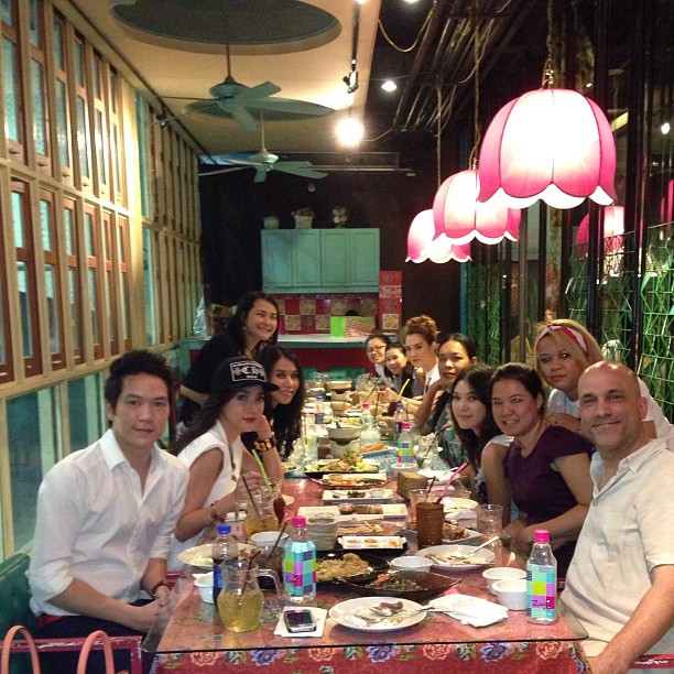 อั้ม แอมป์ รวมตัวกับแก๊งเพื่อน พร้อม เมย์ เฟื่องอารมย์