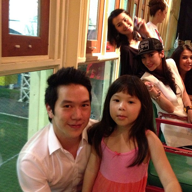 อั้ม แอมป์ รวมตัวกับแก๊งเพื่อน พร้อม เมย์ เฟื่องอารมย์