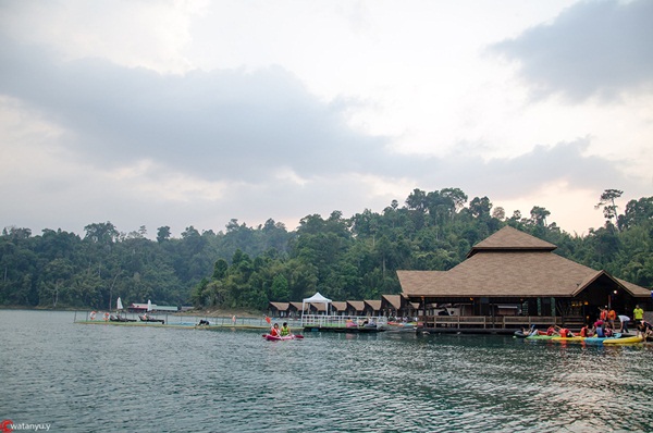 เยือนเขื่อนเชี่ยวหลานกุ้ยหลินเมืองไทย นอนชิล ๆ แพ 500 ไร่ เยือนเขื่อนเชี่ยวหลานกุ้ยหลินเมืองไทย นอนชิล ๆ แพ 500 ไร่