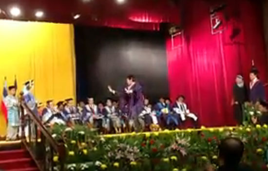 งานรับปริญญาสุดแปลก งานรับปริญญาสุดแปลก