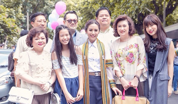 ฟาง FFK ปลื้ม เรียนจบแล้ว คว้าเกียรตินิยมบัญชี จุฬาฯ ฟาง FFK ปลื้ม เรียนจบแล้ว คว้าเกียรตินิยมบัญชี จุฬาฯ