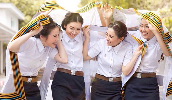 ฟาง FFK ปลื้ม เรียนจบแล้ว คว้าเกียรตินิยมบัญชี จุฬาฯ ฟาง FFK ปลื้ม เรียนจบแล้ว คว้าเกียรตินิยมบัญชี จุฬาฯ