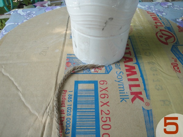 DIY ที่ลับเล็บแมวจากขวดพลาสติก ไอเดียนี้เหมียวปลื้ม DIY ที่ลับเล็บแมวจากขวดพลาสติก ไอเดียนี้เหมียวปลื้ม