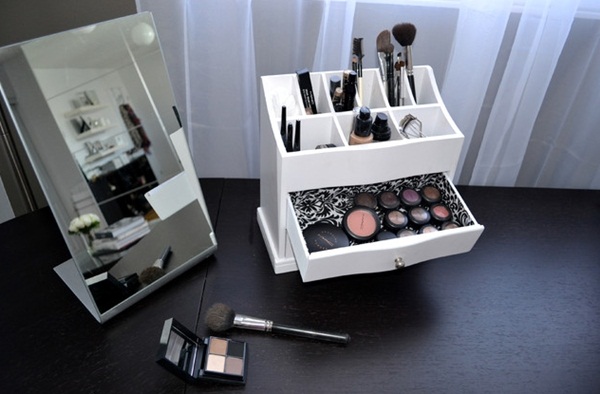 5 เทคนิคจัดโต๊ะเครื่องแป้งให้สวยเป็นระเบียบ 5 เทคนิคจัดโต๊ะเครื่องแป้งให้สวยเป็นระเบียบ