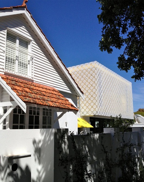 บ้านทรงกล่องสีเหลืองสดใส โดดเด่นด้วยผนังฉลุลาย บ้านทรงกล่องสีเหลืองสดใส โดดเด่นด้วยผนังฉลุลาย