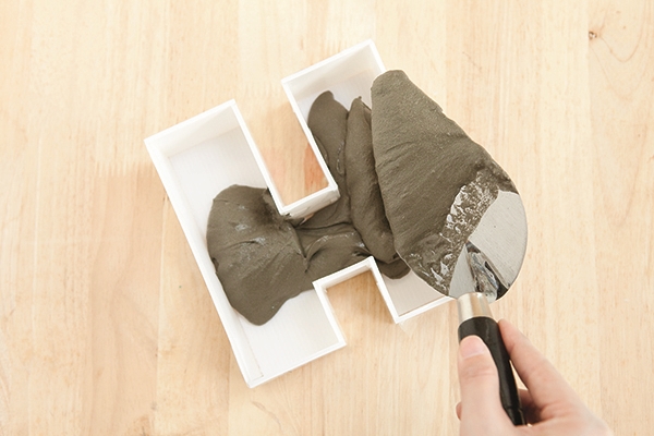ฟอนต์ตัวอักษรแต่งบ้านสไตล์ลอฟท์ DIY ง่าย ๆ จากปูนซีเมนต์ ฟอนต์ตัวอักษรแต่งบ้านสไตล์ลอฟท์ DIY ง่าย ๆ จากปูนซีเมนต์