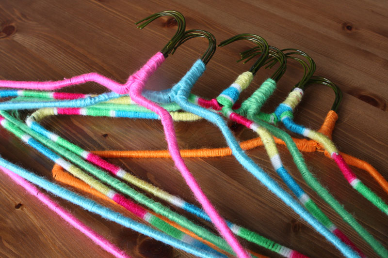 DIY สุดง่าย วิธีทำไม้แขวนเสื้อเชย ๆ ให้มีสีสัน DIY สุดง่าย วิธีทำไม้แขวนเสื้อเชย ๆ ให้มีสีสัน