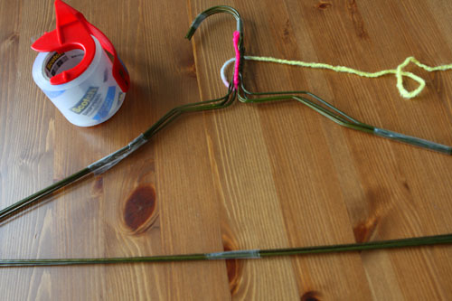 DIY สุดง่าย วิธีทำไม้แขวนเสื้อเชย ๆ ให้มีสีสัน DIY สุดง่าย วิธีทำไม้แขวนเสื้อเชย ๆ ให้มีสีสัน