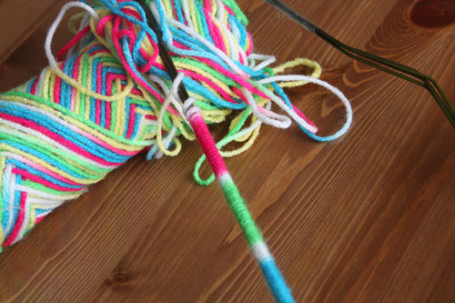 DIY สุดง่าย วิธีทำไม้แขวนเสื้อเชย ๆ ให้มีสีสัน DIY สุดง่าย วิธีทำไม้แขวนเสื้อเชย ๆ ให้มีสีสัน