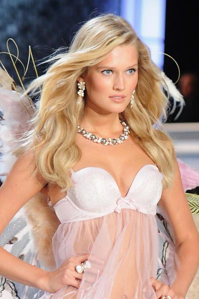 เปิดตัวสาวสวย โทนิ การ์น นางฟ้าคนใหม่ของวิคตอเรีย ซีเคร็ต