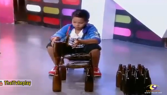 น้องไอซ์ เด็กชายยอดกตัญญู ทำงานสู้ชีวิต ตั้งขวดโชว์หาเงินช่วยยาย น้องไอซ์ เด็กชายยอดกตัญญู ทำงานสู้ชีวิต ตั้งขวดโชว์หาเงินช่วยยาย