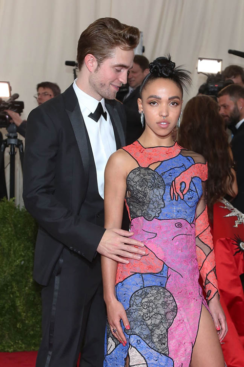 โรเบิร์ต แพตทินสัน ควงคู่หมั้นสาว FKA twigs ออกงานครั้งแรก โรเบิร์ต แพตทินสัน ควงคู่หมั้นสาว FKA twigs ออกงานครั้งแรก