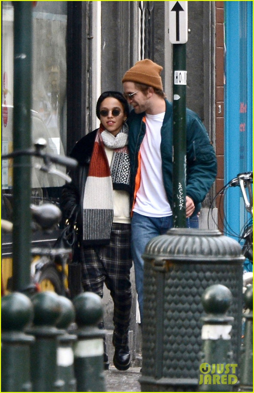 โรเบิร์ต แพตทินสัน ควงคู่หมั้นสาว FKA twigs ออกงานครั้งแรก โรเบิร์ต แพตทินสัน ควงคู่หมั้นสาว FKA twigs ออกงานครั้งแรก