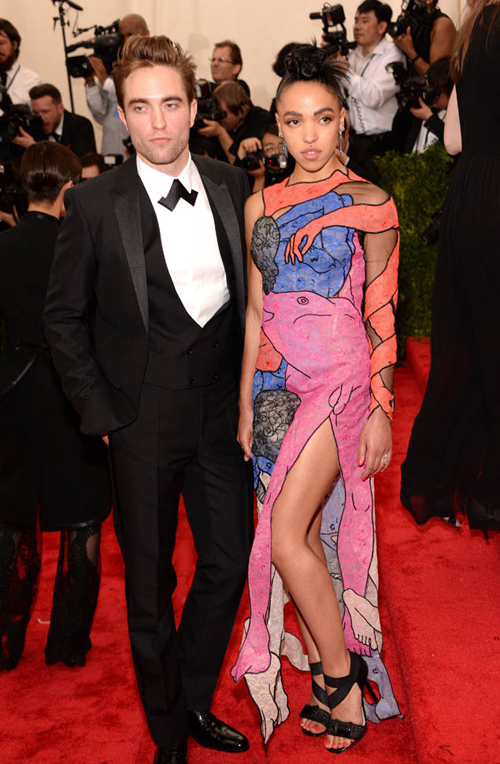 โรเบิร์ต แพตทินสัน ควงคู่หมั้นสาว FKA twigs ออกงานครั้งแรก โรเบิร์ต แพตทินสัน ควงคู่หมั้นสาว FKA twigs ออกงานครั้งแรก