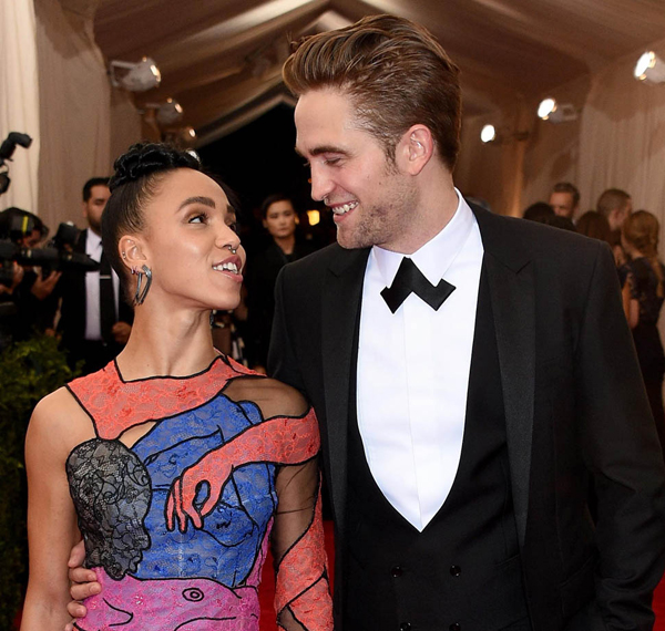 โรเบิร์ต แพตทินสัน ควงคู่หมั้นสาว FKA twigs ออกงานครั้งแรก โรเบิร์ต แพตทินสัน ควงคู่หมั้นสาว FKA twigs ออกงานครั้งแรก
