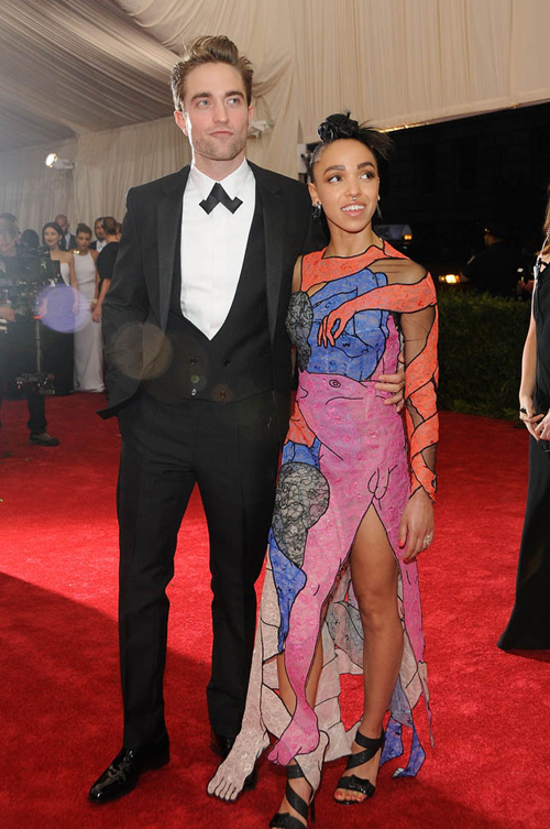 โรเบิร์ต แพตทินสัน ควงคู่หมั้นสาว FKA twigs ออกงานครั้งแรก โรเบิร์ต แพตทินสัน ควงคู่หมั้นสาว FKA twigs ออกงานครั้งแรก