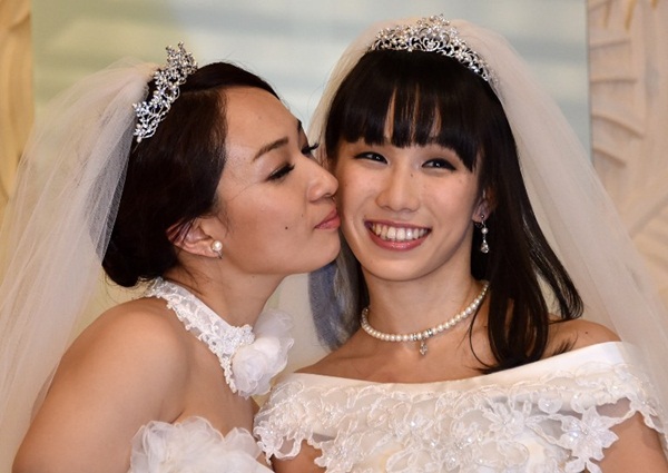 ดาราสาวญี่ปุ่นวิวาห์คู่เลสเบี้ยน จี้ไฟเขียวแต่งงานรักร่วมเพศ ดาราสาวญี่ปุ่นวิวาห์คู่เลสเบี้ยน จี้ไฟเขียวแต่งงานรักร่วมเพศ
