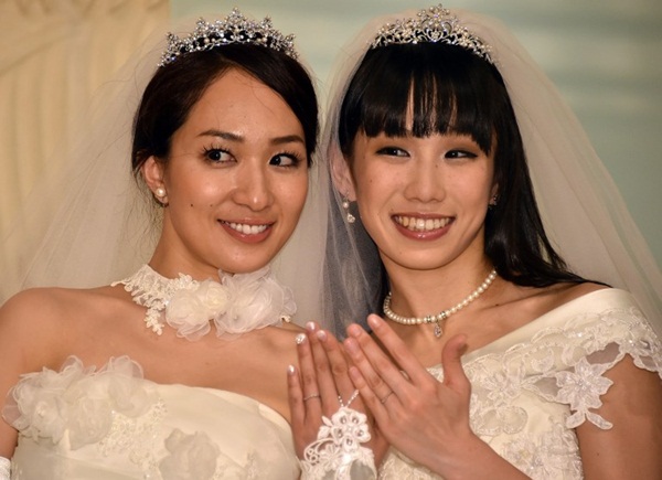 ดาราสาวญี่ปุ่นวิวาห์คู่เลสเบี้ยน จี้ไฟเขียวแต่งงานรักร่วมเพศ ดาราสาวญี่ปุ่นวิวาห์คู่เลสเบี้ยน จี้ไฟเขียวแต่งงานรักร่วมเพศ
