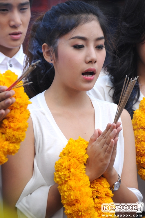 ใหม่ ดาวิกา นิว ชัยพล นำทีมบวงสรวงหนัง แผลเก่า กำกับโดยหม่อมน้อย ใหม่ ดาวิกา นิว ชัยพล นำทีมบวงสรวงหนัง แผลเก่า กำกับโดยหม่อมน้อย