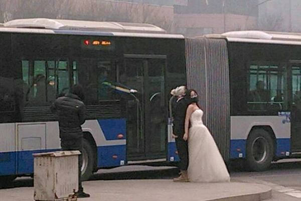 บ่าวสาวในปักกิ่ง สวมหน้ากากกันแก๊สพิษถ่ายรูปแต่งงาน ประชดรัฐ บ่าวสาวในปักกิ่ง สวมหน้ากากกันแก๊สพิษถ่ายรูปแต่งงาน ประชดรัฐ
