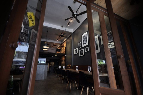 รีโนเวทอาคารพาณิชย์เก่า เป็นร้านอาหารกึ่งแกลลอรี่ รีโนเวทอาคารพาณิชย์เก่า เป็นร้านอาหารกึ่งแกลลอรี่