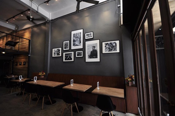รีโนเวทอาคารพาณิชย์เก่า เป็นร้านอาหารกึ่งแกลลอรี่ รีโนเวทอาคารพาณิชย์เก่า เป็นร้านอาหารกึ่งแกลลอรี่
