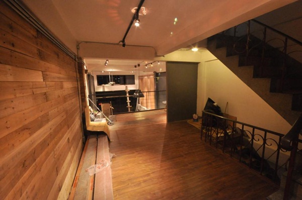 รีโนเวทอาคารพาณิชย์เก่า เป็นร้านอาหารกึ่งแกลลอรี่ รีโนเวทอาคารพาณิชย์เก่า เป็นร้านอาหารกึ่งแกลลอรี่