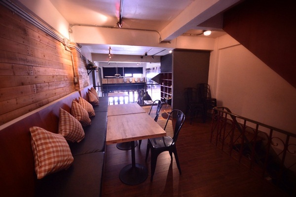 รีโนเวทอาคารพาณิชย์เก่า เป็นร้านอาหารกึ่งแกลลอรี่ รีโนเวทอาคารพาณิชย์เก่า เป็นร้านอาหารกึ่งแกลลอรี่