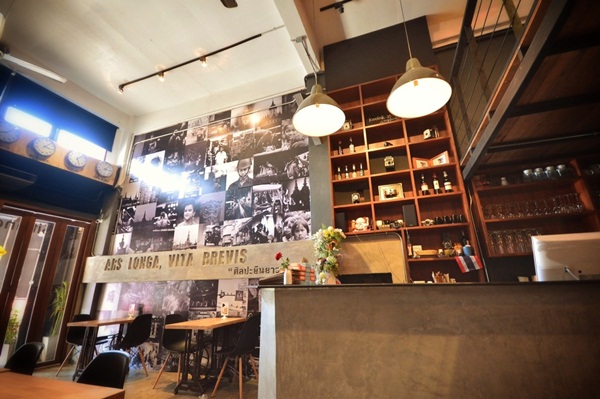 รีโนเวทอาคารพาณิชย์เก่า เป็นร้านอาหารกึ่งแกลลอรี่ รีโนเวทอาคารพาณิชย์เก่า เป็นร้านอาหารกึ่งแกลลอรี่